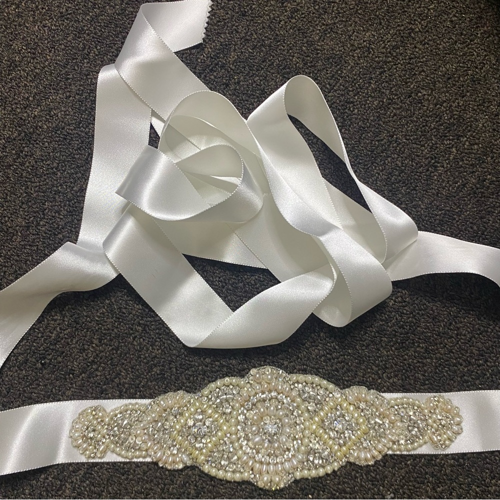 Blossom Veils Embellished Beeded White Satin Bridal Sash Belt Accessory - Picture 3 of 4
